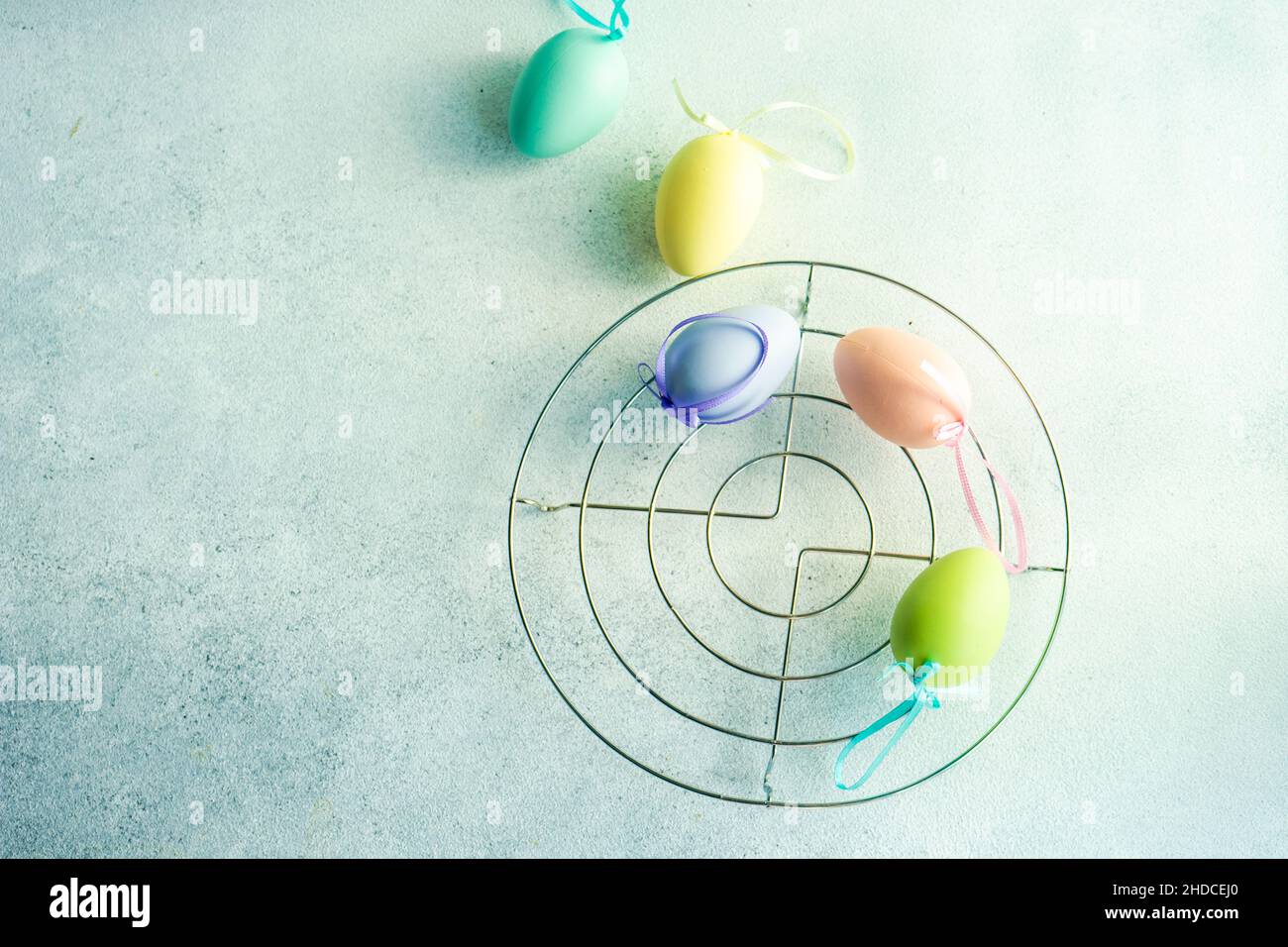concept de carte de pâques avec des oeufs multicolores sur fond de pierre Banque D'Images
