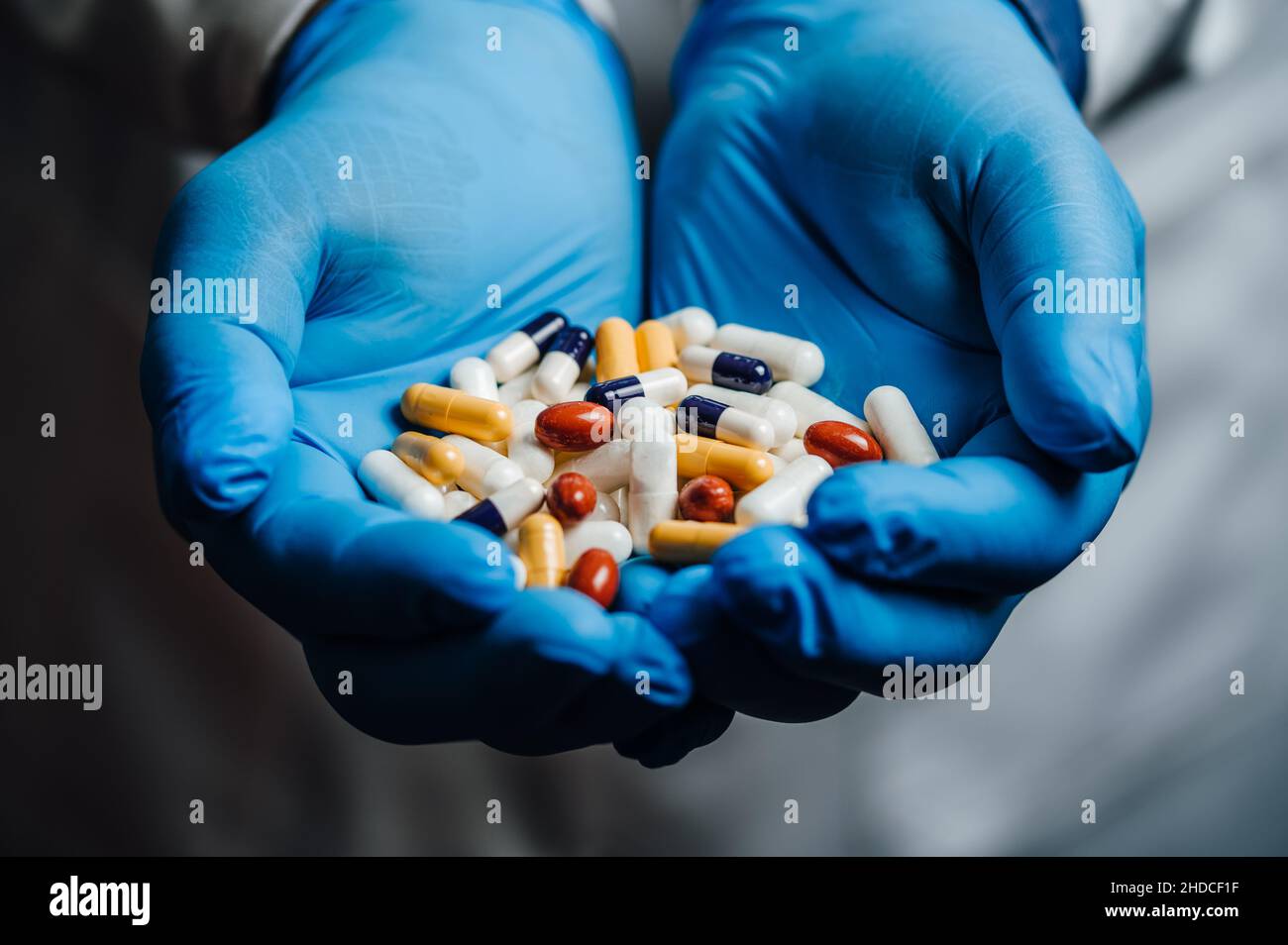 Médecin tenant beaucoup de pilules dans ses mains Banque D'Images