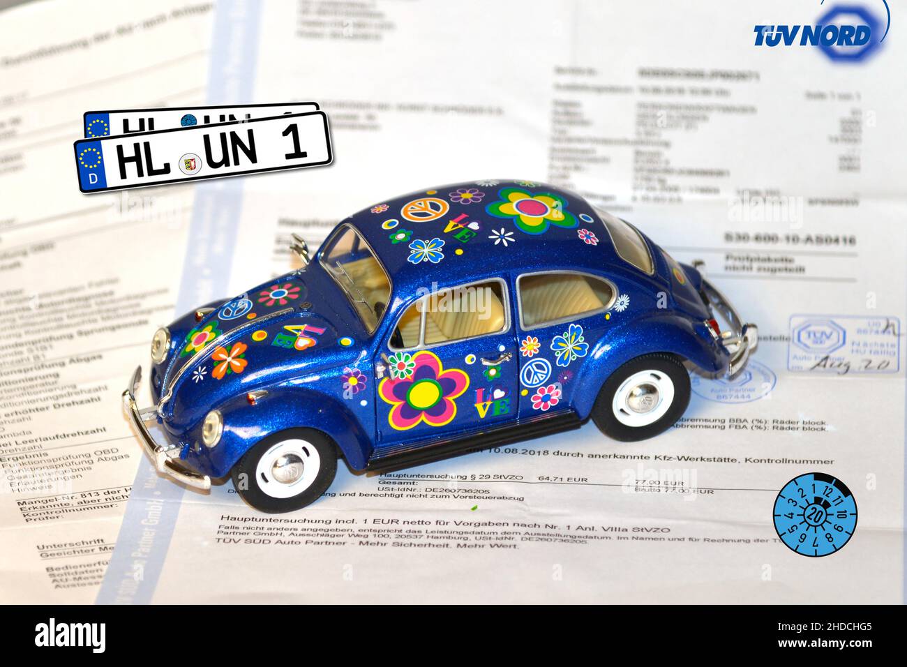 Auto bei der Abnahme, TÜV, Strassenzulassung Hauptuntersuchung, TÜV NORD, VW Kaefer, Flower Power, Hippie, Fahrzeug Banque D'Images