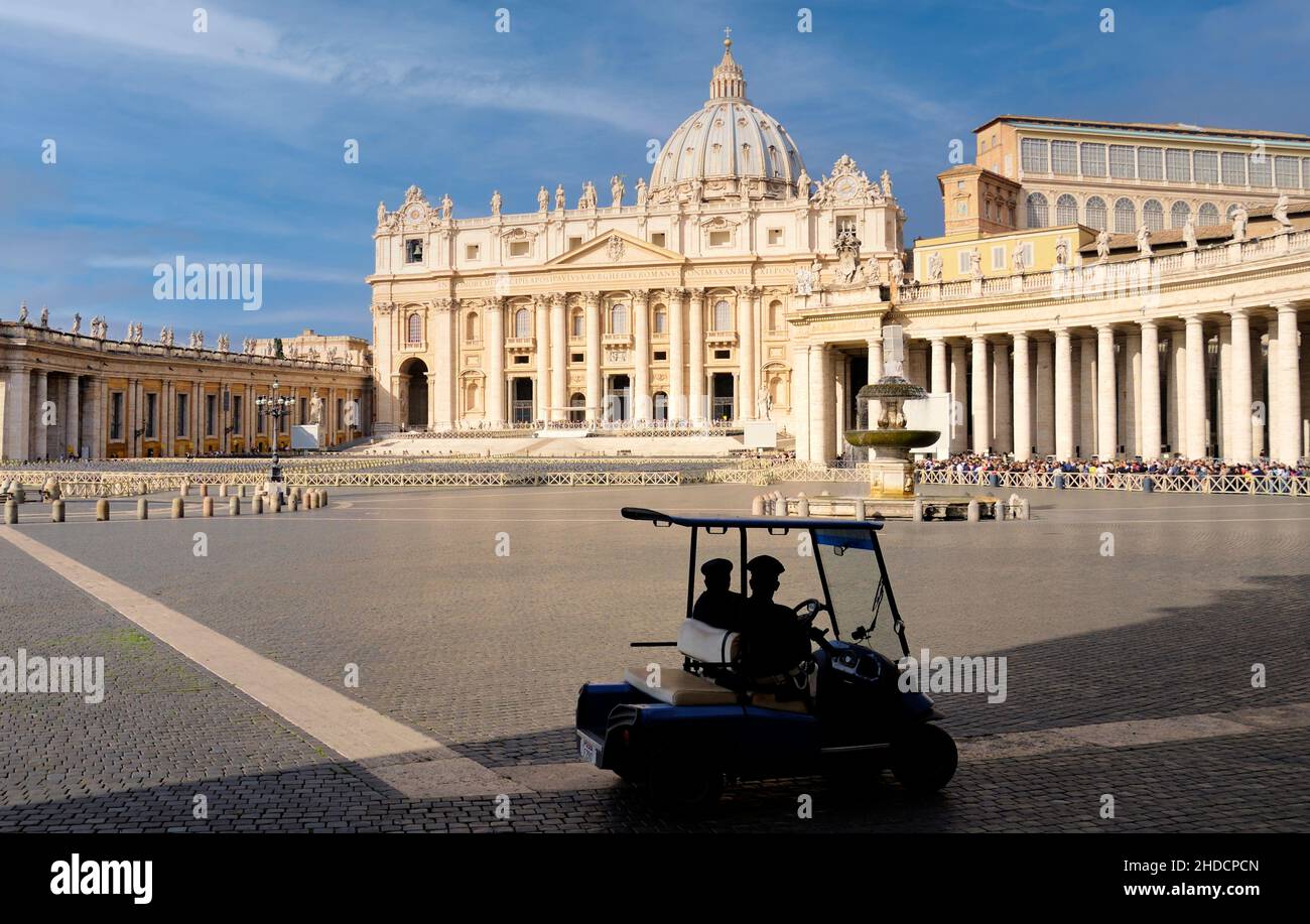 Deux policiers romains dans une voiturette patrouillent la Piazza Saint Peter dans la Cité du Vatican Banque D'Images