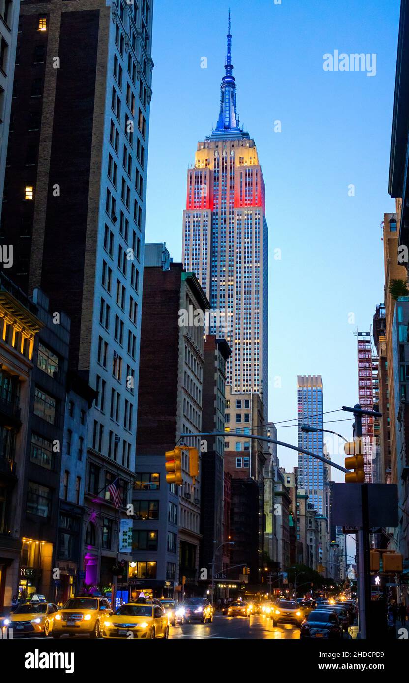 L'Empire State Building de New York avec un drapeau américain rouge, blanc et bleu Banque D'Images