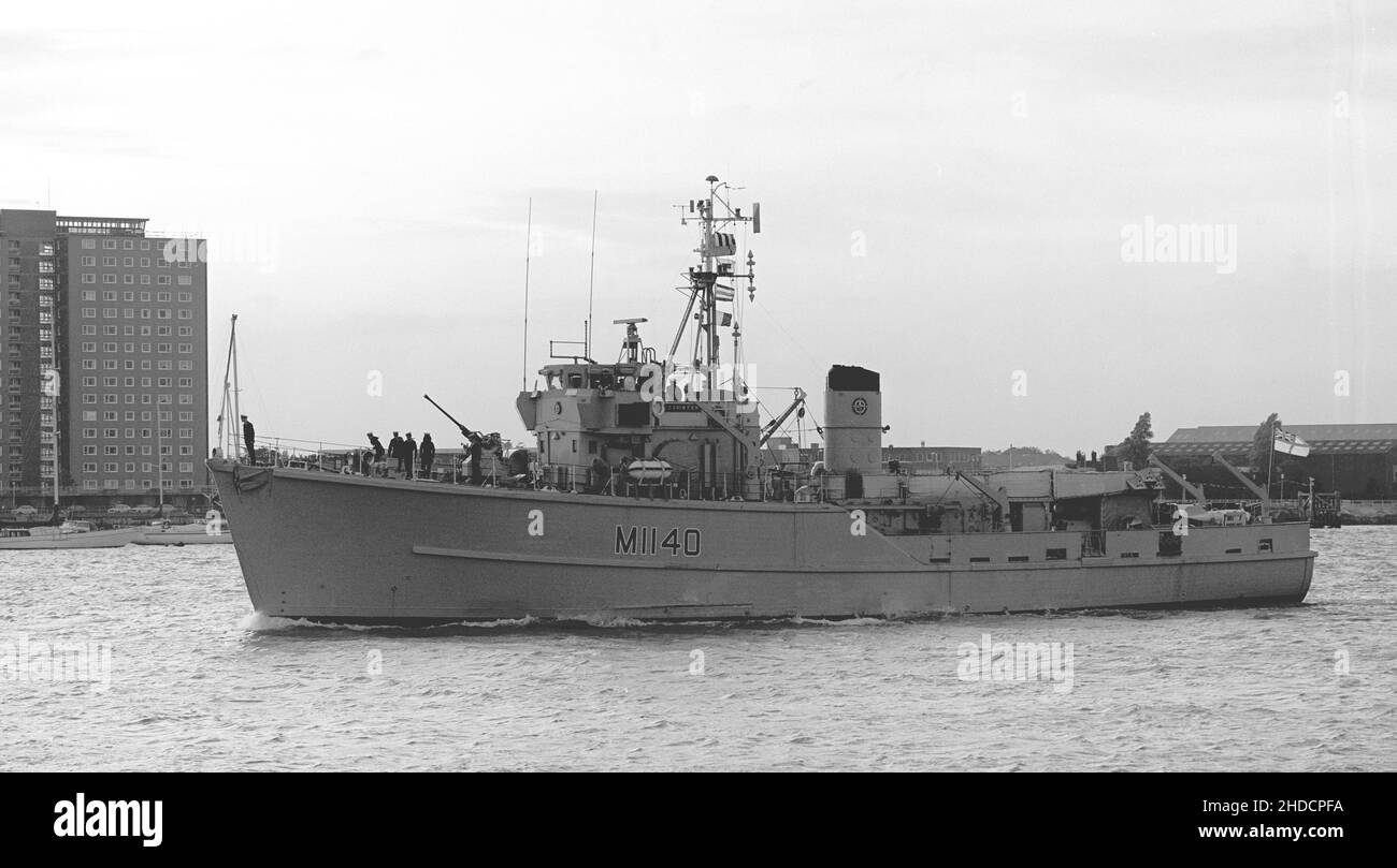 M1140 HMS Gavinton Royal Navy britannique, un petit déverseur de classe ton partant de Portsmouth Harbour, Portsmouth, Hampshire, Angleterre, Royaume-Uni' Banque D'Images