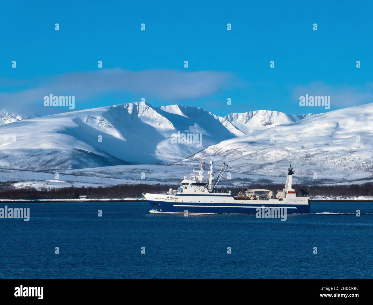 russischer Trawler BEI Tromsö / chalutier russe près de Tromso Banque D'Images