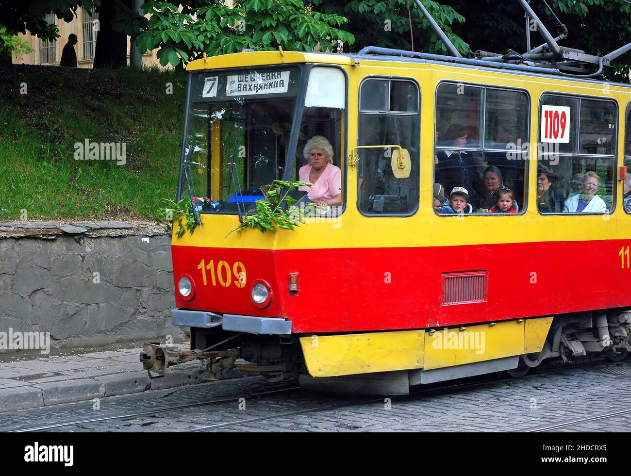 Lviv, Ukraine: Tram à Lviv avec chauffeur et passagers.Le tramway est de couleur jaune vif et rouge.Lviv est également connu sous le nom de Lvov Banque D'Images