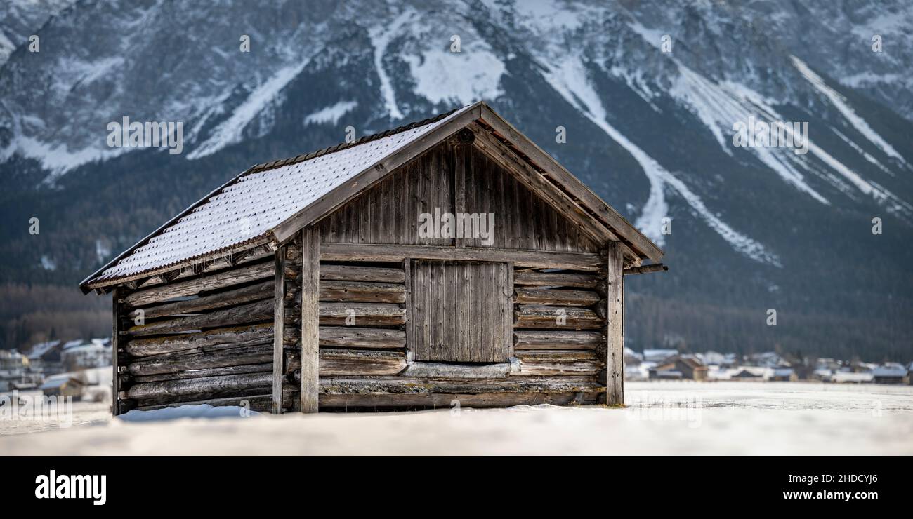 Très ancienne grange en bois avec de la neige sur le toit en hiver à l'arène de Tiroler Zugspitz Banque D'Images