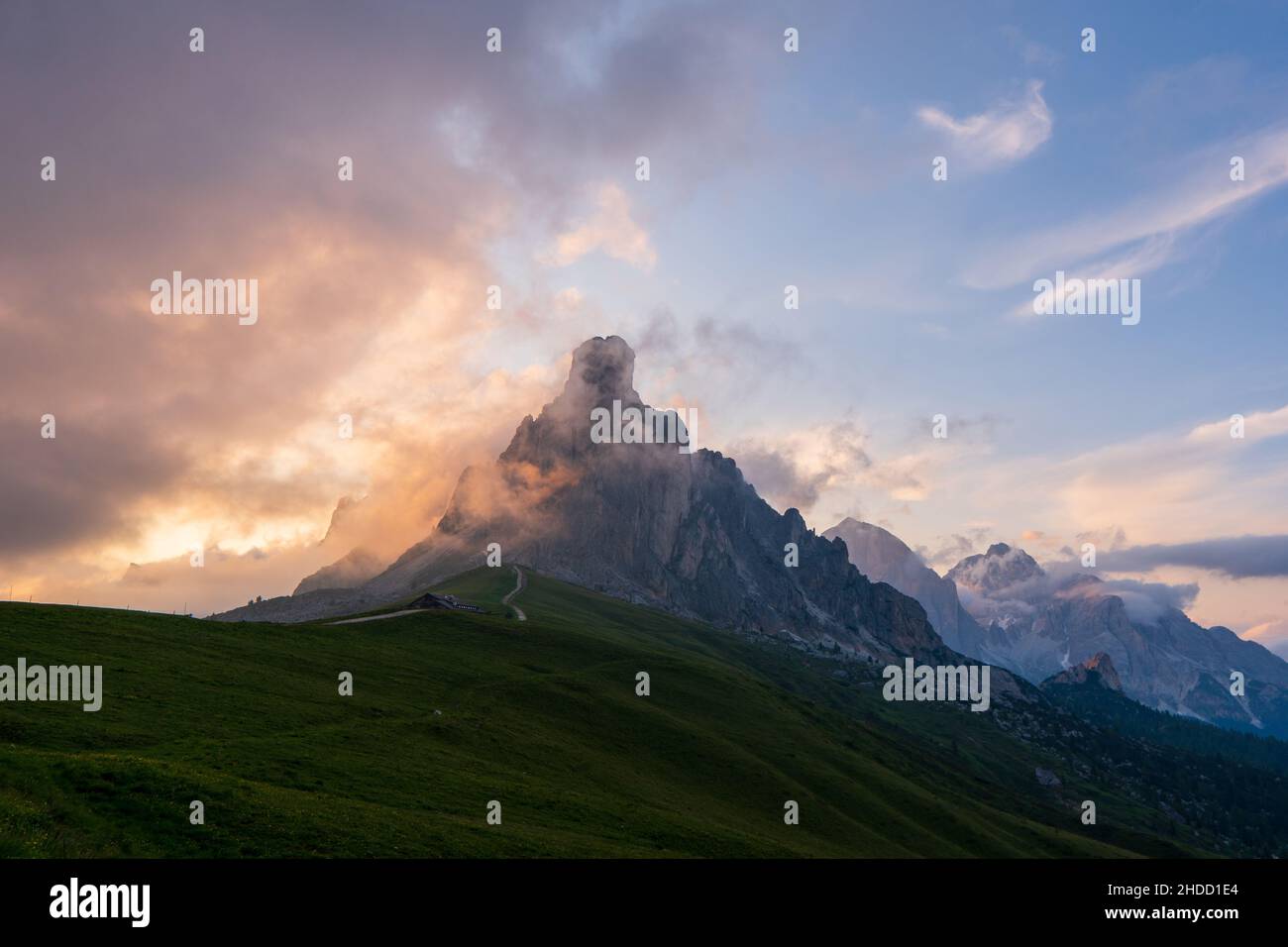 Image panoramique des montagnes au coucher du soleil.Paysage naturel incroyable des Alpes Dolomites.Passo Giau destination de voyage populaire dans les Dolomites. Voyage, Adventu Banque D'Images