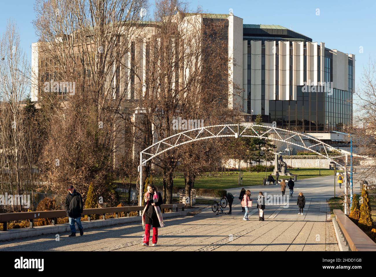Sofia Bulgarie vue sur les gens à l'emblématique bâtiment du Palais national de la Culture ou NDK lors d'une journée d'hiver ensoleillée. Banque D'Images