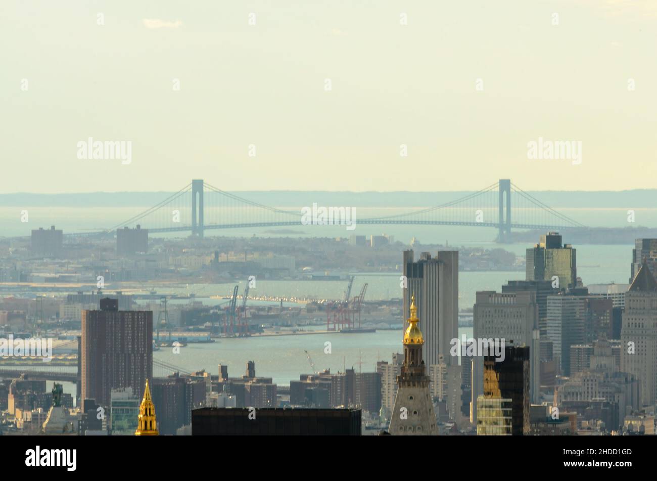 Manhattan, New York City, Cityscape avec bâtiments et tours historiques et célèbre pont de Brooklyn à l'horizon, le jour ensoleillé de l'hiver Banque D'Images