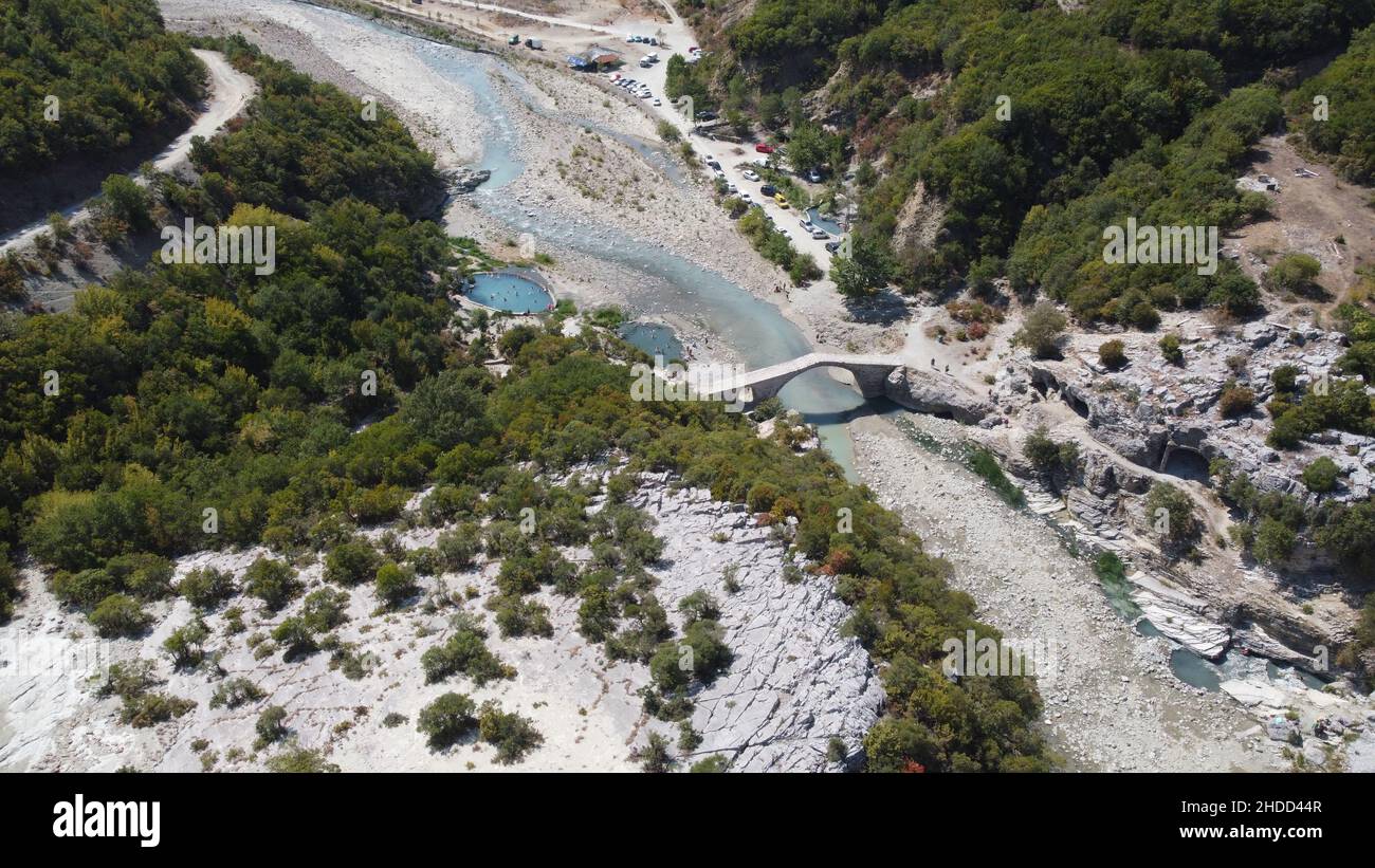 Vue aérienne sur un canal dans les montagnes Banque D'Images