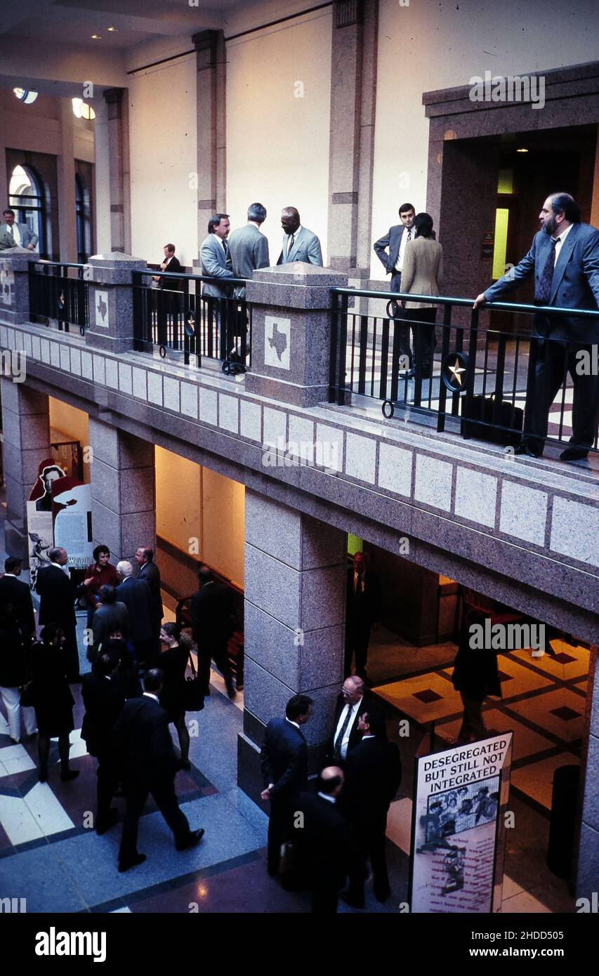 Austin Texas USA, 1995: Des foules de législateurs, de membres du personnel et de lobbyistes dans le nouveau complexe souterrain d'extension du Capitole pendant la session législative.©Bob Daemmrich Banque D'Images