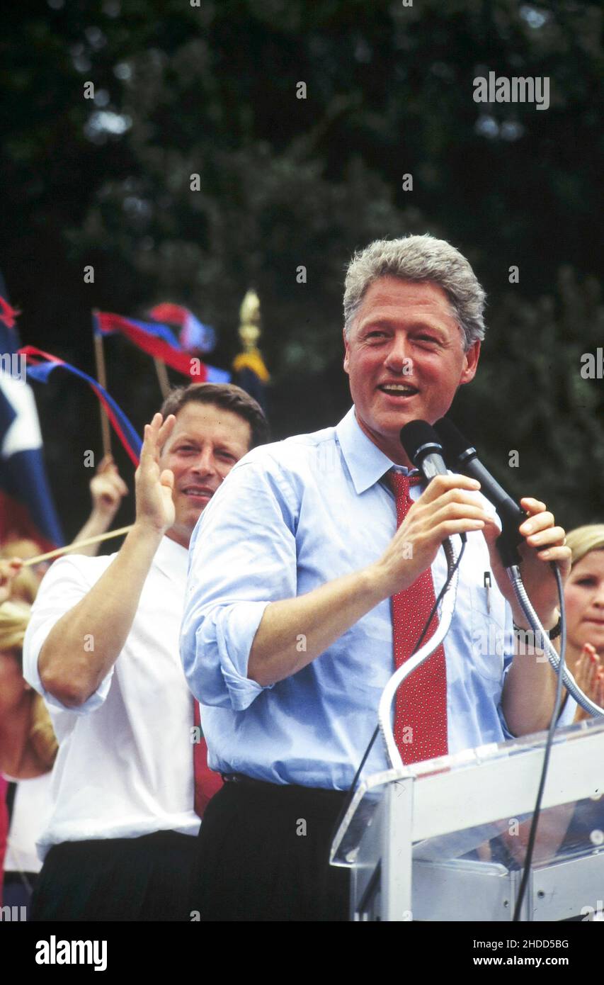 Austin Texas USA, 1992: Le candidat démocrate à la présidence Bill Clinton et son colistier Al Gore lors d'un rassemblement de campagne bien assisté lors d'une tournée estivale au Texas.©Bob Daemmrich Banque D'Images