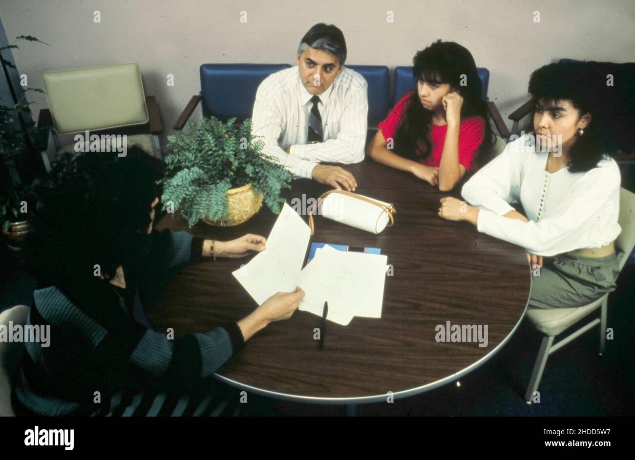 Austin Texas USA, 1988: La mère hispanique et le père se joignent à leur fille adolescente dans le bureau de son conseiller d'école secondaire pour discuter des questions familiales. ©Bob Daemmrich MR RR-025-028 Banque D'Images