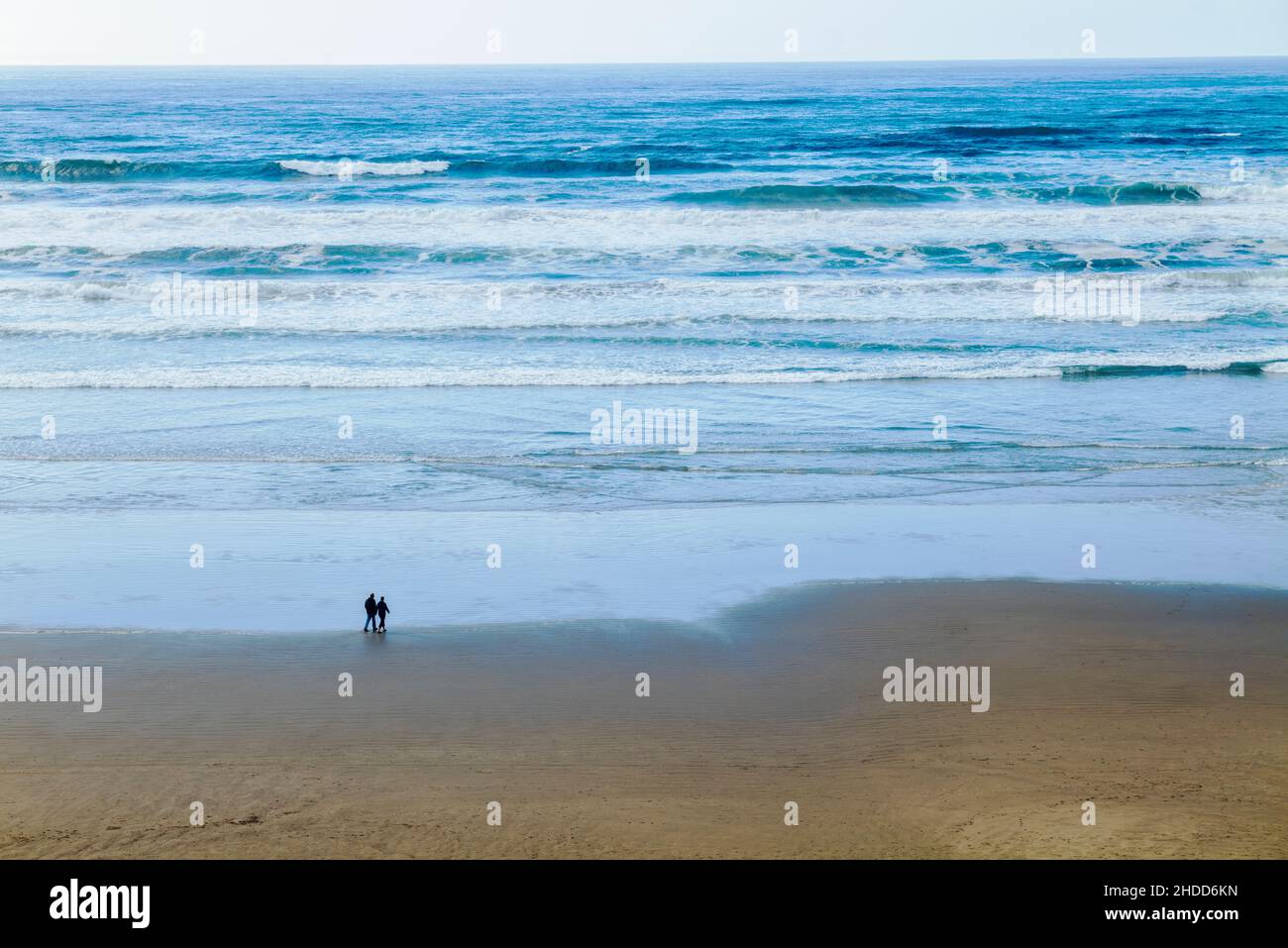 Personnes marchant sur la plage; tempête de compensation; Océan Pacifique; Newport; Oregon;ÉTATS-UNIS Banque D'Images