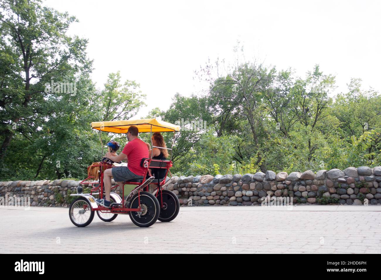 Une famille pédante à vélo sur quatre roues au parc Minnehaha Falls.Minneapolis Minnesota MN États-Unis Banque D'Images