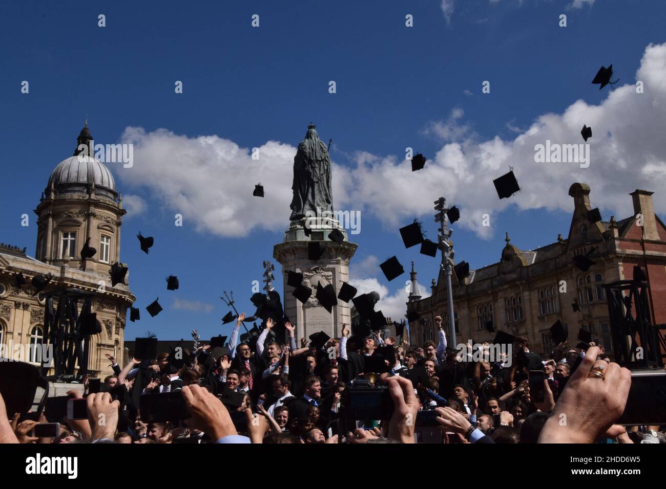 Les diplômés de l'université britannique lancent leurs mortaboards dans les airs Banque D'Images