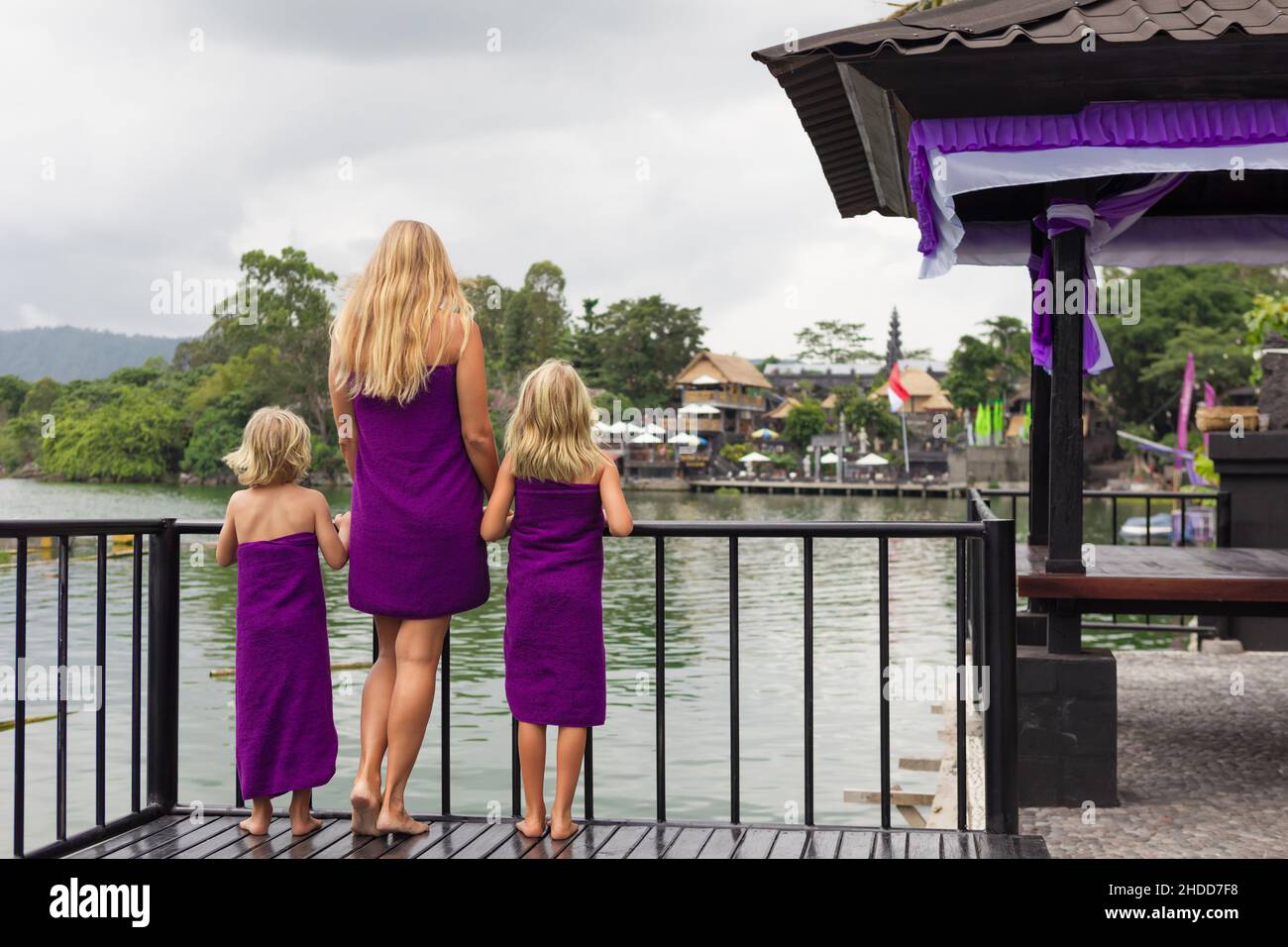Bonne famille au spa de source chaude du volcan Batur.Voyage à Kintamani, Bali.Mère, enfants regardent le lac volcanique.Un mode de vie sain, une activité récréative Banque D'Images