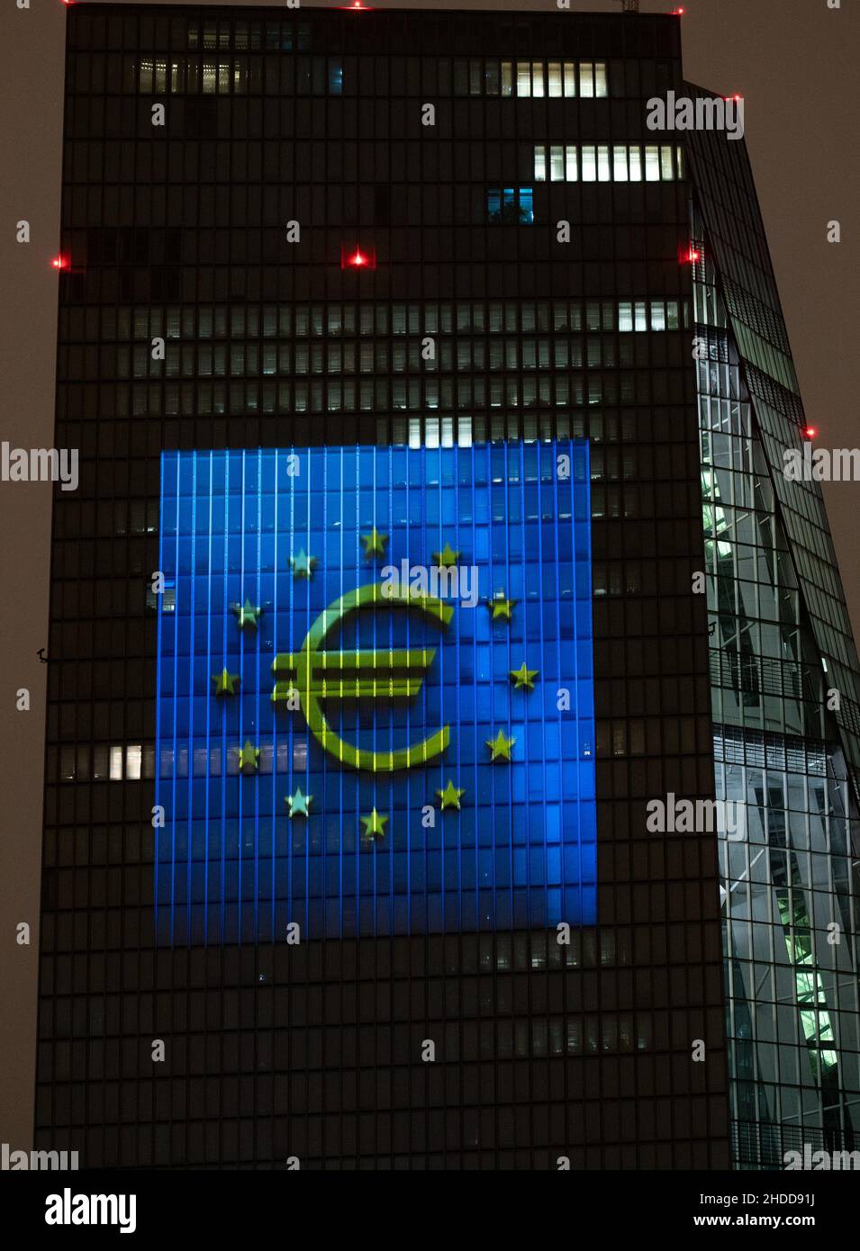 05 janvier 2022, Hessen, Francfort-sur-le-main: Pour marquer l'introduction de l'euro cash il y a 20 ans, le symbole de l'euro est projeté sur la façade sud du siège de la Banque centrale européenne (BCE) dans l'est de Francfort.La nuit du nouvel an du 1 janvier 2002, la monnaie européenne commune, l'euro, a été introduite dans douze pays de l'UE.Photo: Arne Dedert/dpa Banque D'Images