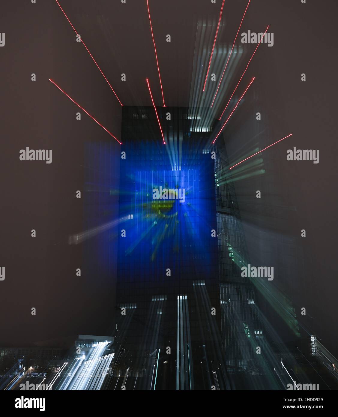 05 janvier 2022, Hessen, Francfort-sur-le-main: Pour marquer l'introduction de l'euro cash il y a 20 ans, le symbole de l'euro est projeté sur la façade sud du siège de la Banque centrale européenne (BCE) dans l'est de Francfort (image d'effet de zoom).La nuit du nouvel an du 1 janvier 2002, la monnaie européenne commune, l'euro, a été introduite dans douze pays de l'UE.Photo: Arne Dedert/dpa Banque D'Images