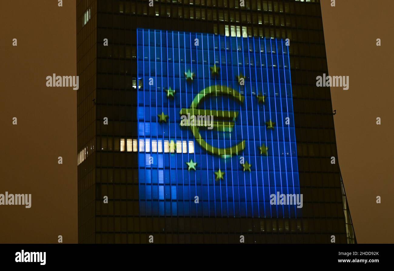 05 janvier 2022, Hessen, Francfort-sur-le-main: Pour marquer l'introduction de l'euro cash il y a 20 ans, le symbole de l'euro est projeté sur la façade sud du siège de la Banque centrale européenne (BCE) dans l'est de Francfort.La nuit du nouvel an du 1 janvier 2002, la monnaie européenne commune, l'euro, a été introduite dans douze pays de l'UE.Photo: Arne Dedert/dpa Banque D'Images