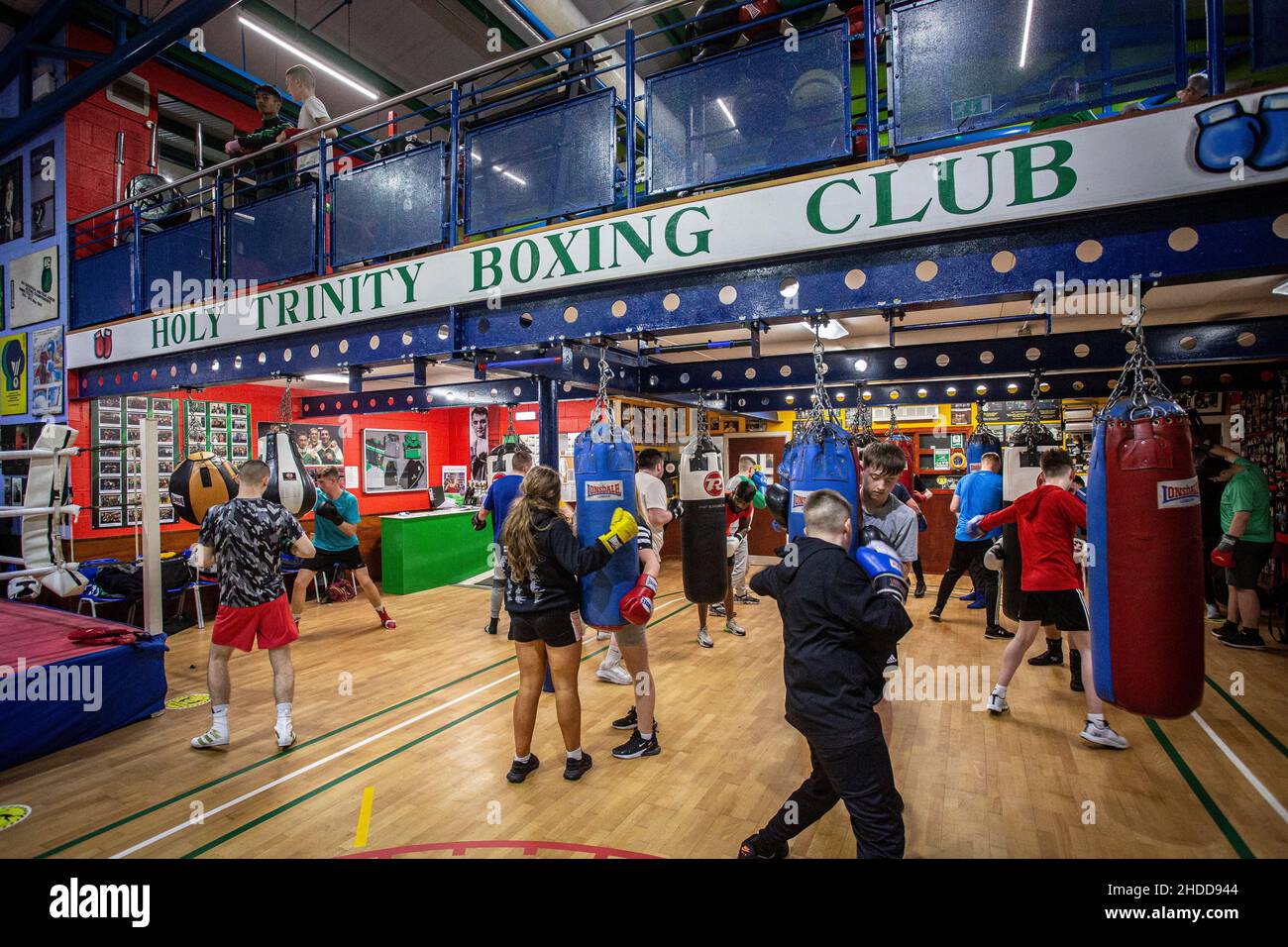 Jeunes filles et garçons s'entraîner au Holy Trinity Boxing Club , Belfast , Irlande du Nord . Banque D'Images