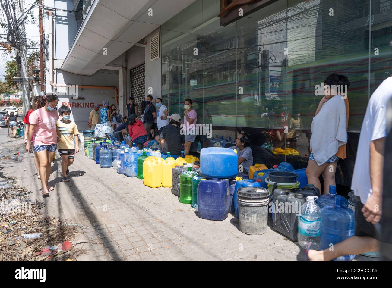 Des gens font la queue pour de l'eau potable fraîche d'un hôtel à la suite du typhon Odette qui a frappé les Philippines le 16th décembre 2021 Banque D'Images