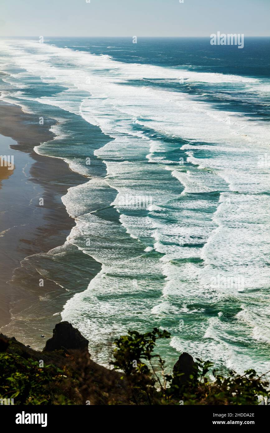 Vue au sud de Waves & Beach ; site naturel de l'État de Darlingtonia ; Océan Pacifique ; Oregon ; États-Unis Banque D'Images