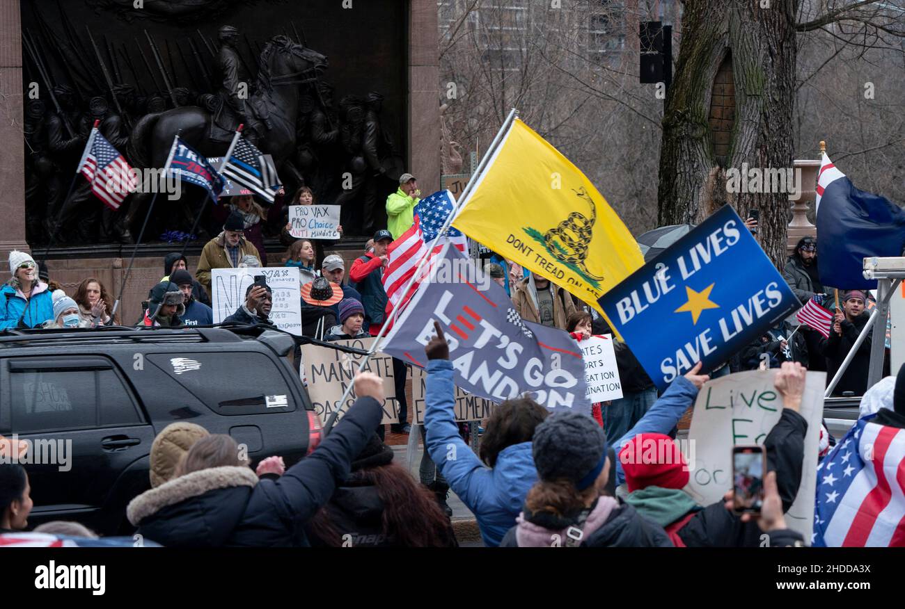 Boston, Massachusetts, États-Unis.5 janvier 2022, Boston, Massachusetts, États-Unis : les manifestants applaudissent à une voiture avec le drapeau de Brandon lors d'une manifestation contre les mandats de vaccination contre la coronavirus (COVID-19) à Boston.Credit: Keiko Hiromi/AFLO/Alay Live News Banque D'Images