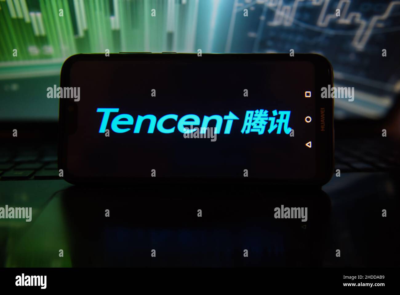 Pologne.5th janvier 2022.Dans cette illustration, un logo Tencent est affiché sur un smartphone avec des pourcentages boursiers en arrière-plan.(Image de crédit : © Omar marques/SOPA Images via ZUMA Press Wire) Banque D'Images