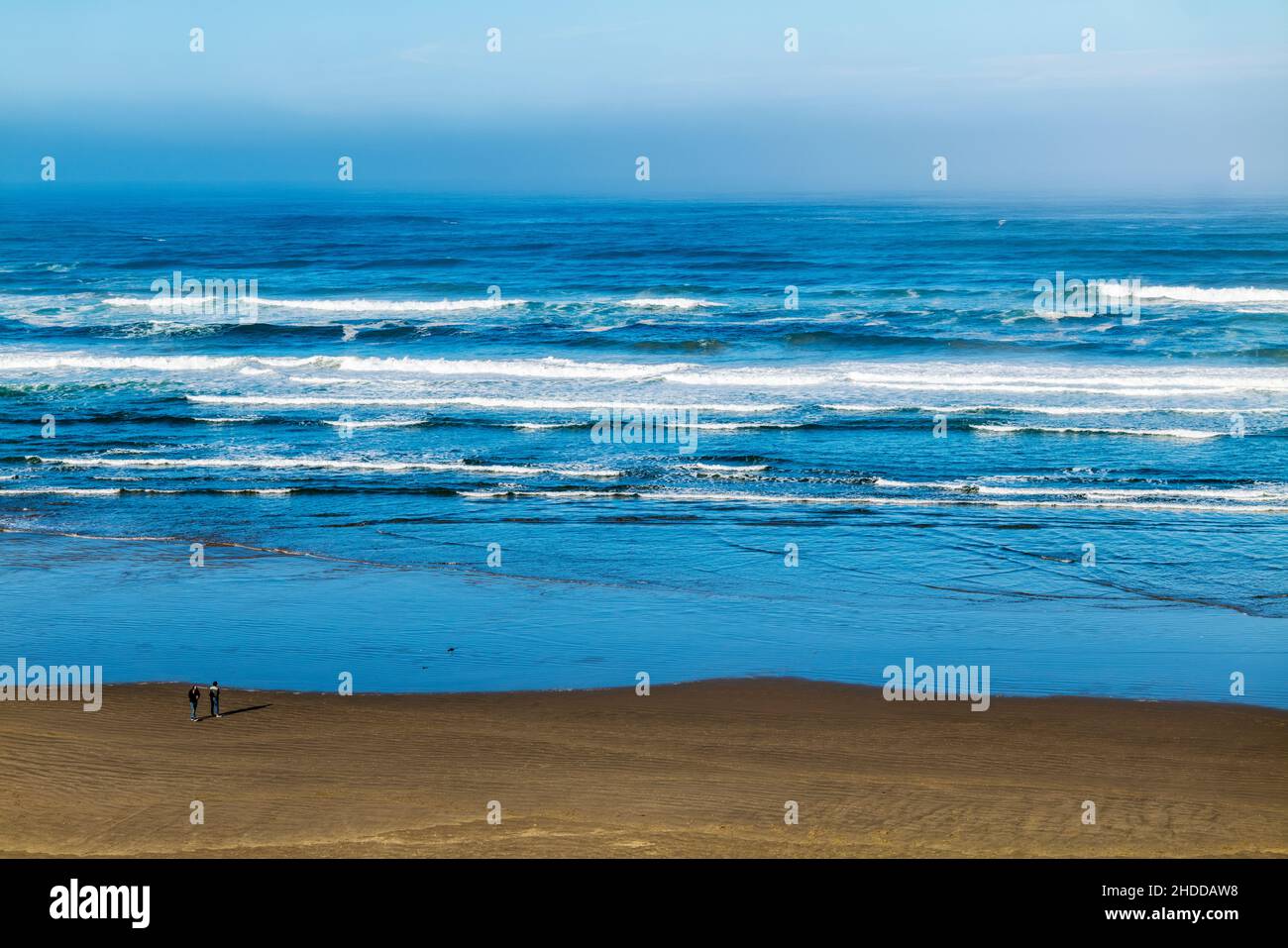 Les visiteurs marchent sur la plage, l'océan Pacifique, la côte de l'Oregon, Newport, Oregon,ÉTATS-UNIS Banque D'Images