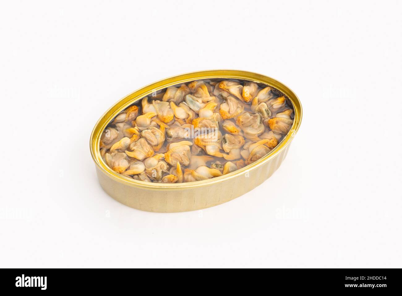 Boîte ouverte de coques isolée sur fond blanc.Conservation des aliments Banque D'Images