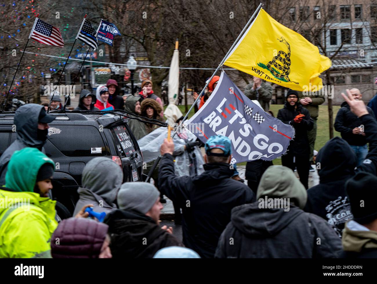 Boston, Massachusetts, États-Unis.5 janvier 2022, Boston, Massachusetts, États-Unis : les manifestants applaudissent à une voiture avec le drapeau de Brandon lors d'une manifestation contre les mandats de vaccination contre la coronavirus (COVID-19) à Boston.Credit: Keiko Hiromi/AFLO/Alay Live News Banque D'Images