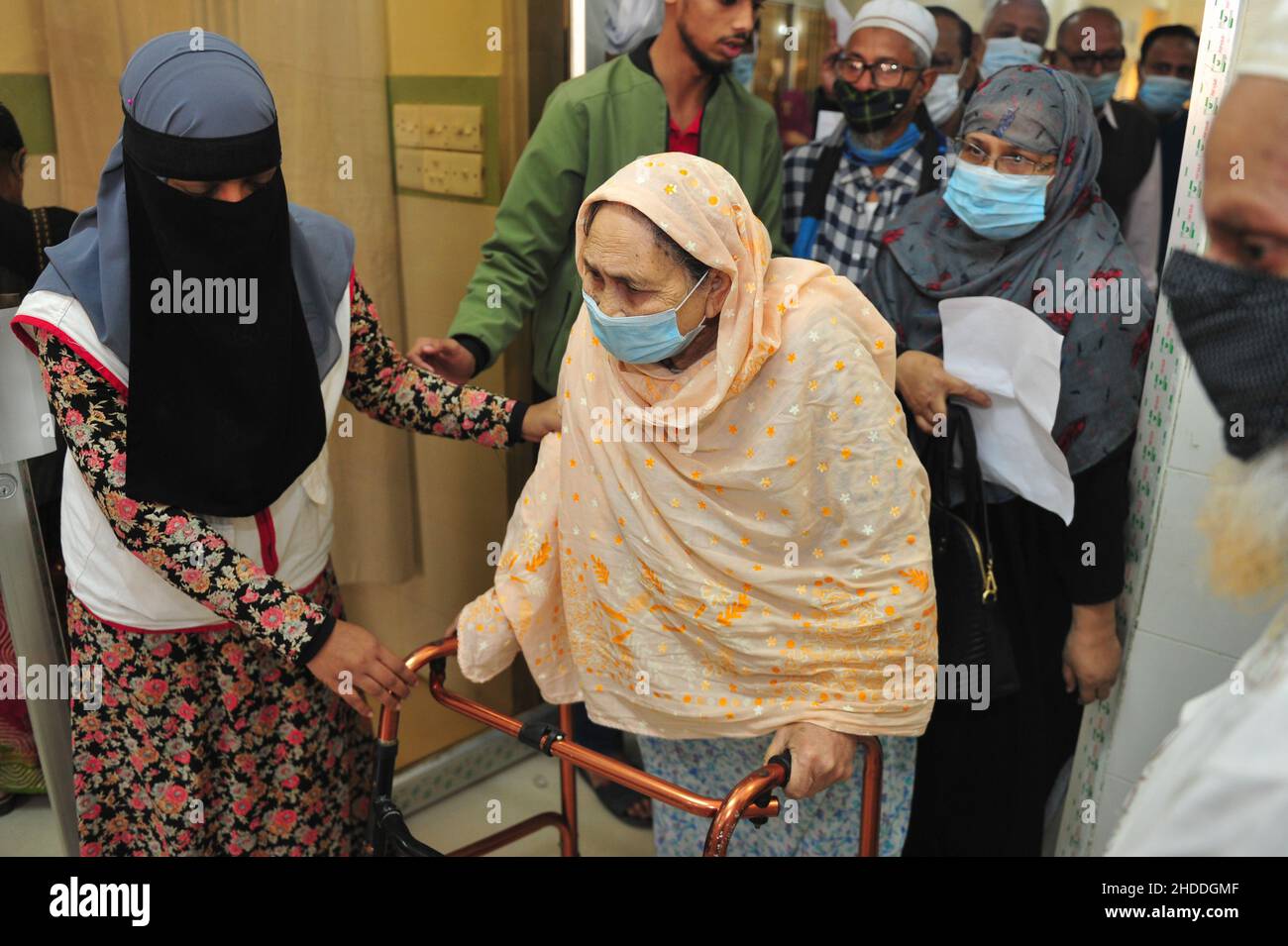 Sylhet, Bangladesh.05th janvier 2022.Une personne âgée arrive au M A G Osmani Medical College & Hospital vaccine Centre pour recevoir une dose de rappel afin de réduire le risque de contagion contre la maladie de Covid-19.Le 5 janvier 2021 à Sylhet, Bangladesh.(Photo de MD Rafayat Haque Khan/ Eyepix Group) crédit: EYEPIX Group/Alamy Live News Banque D'Images