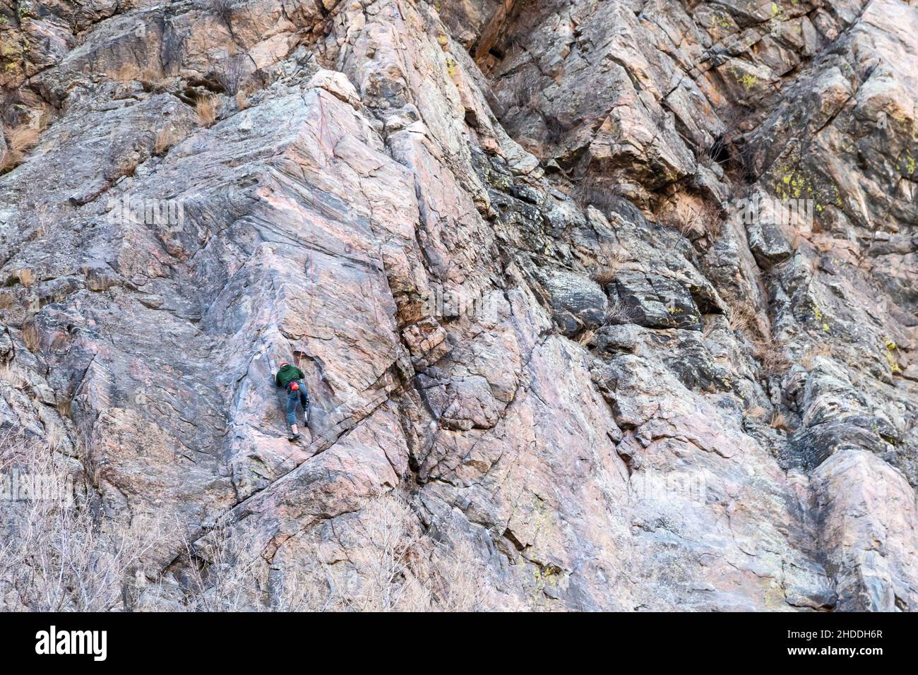 Golden, Colorado - Un homme avec une jambe prothétique monte une falaise au-dessus de Clear Creek. Banque D'Images