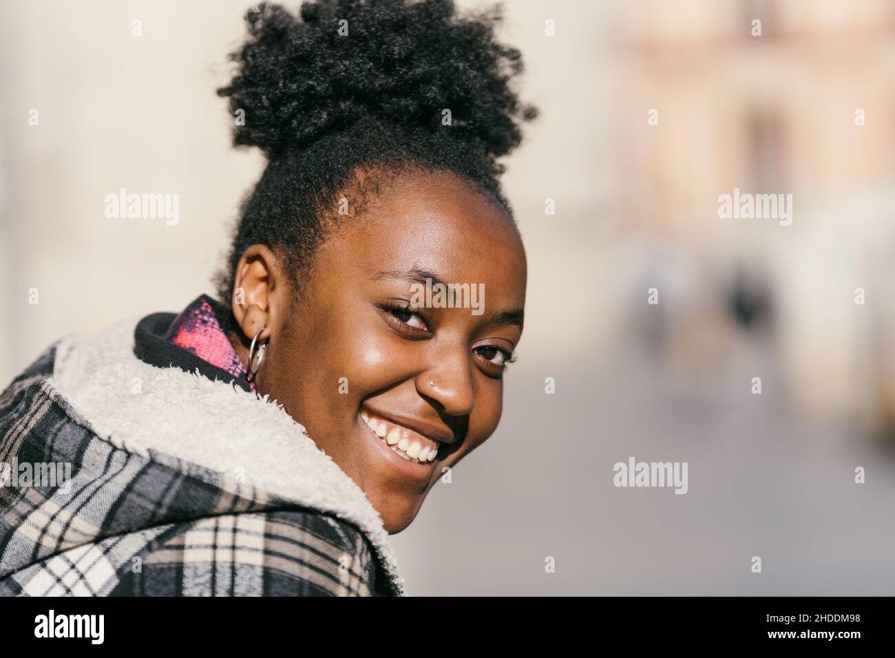Portrait d'une jeune femme africaine souriant à l'appareil photo Banque D'Images