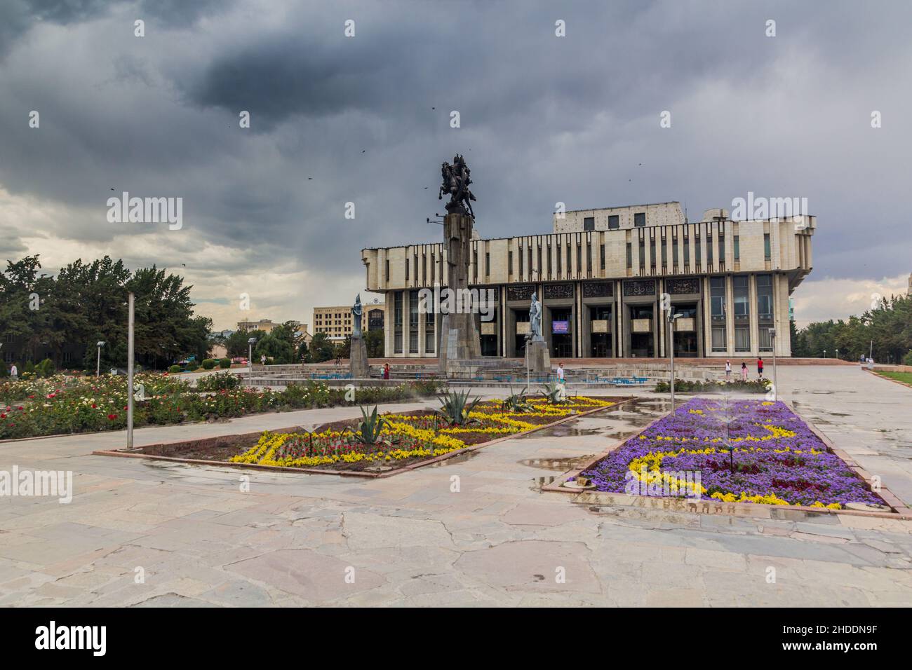 BICHKEK, KIRGHIZISTAN - 11 JUILLET 2018 : salle Philarmonique nommée Toktogul Satylganov et statue de Manas à Bichkek, capitale du Kirghizistan. Banque D'Images