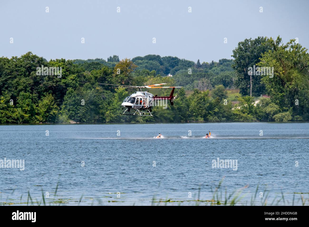 Vadnais Heights, Minnesota.Les troopeurs d'État pratiquent leurs techniques de sauvetage en mer en sautant d'un hélicoptère dans le lac Vadnais Banque D'Images