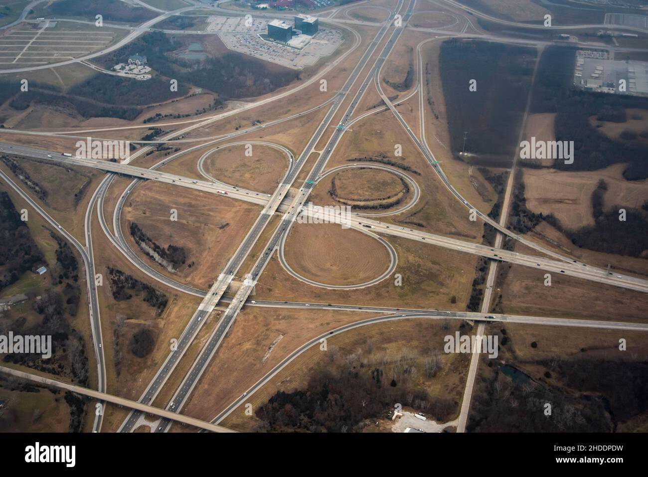 Kansas City, Kansas.Vue aérienne d'un trèfle à trois feuilles montrant l'Interstate 435 et l'I 70.Aussi montrant le campus continental de cerner Corp et le Hote d'Ascend Banque D'Images