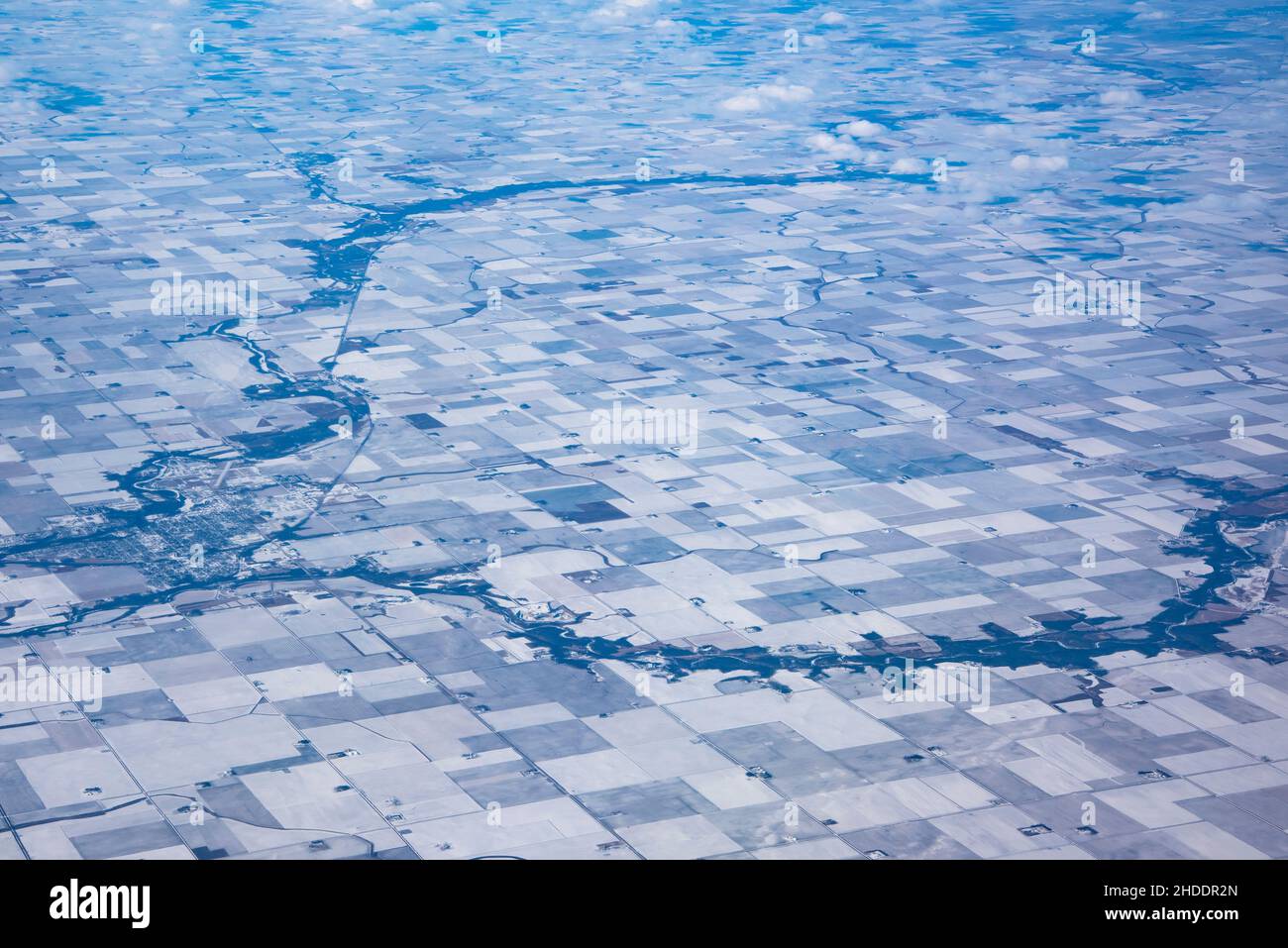 Vue aérienne de Humbolt, Iowa isolé acheter la toundra et les terres cultivées surgelées en hiver. Banque D'Images
