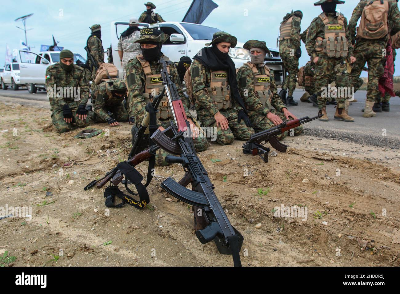 Gaza, Palestine.05th janvier 2022.Les combattants de la Saraya Al-Qods Brigades du mouvement du Jihad islamique prient avant de participer à une marche militaire le long de la bande de Gaza.ils ont organisé une marche militaire le long de la bande de Gaza pour célébrer la victoire du prisonnier Hisham Abu Hawash sur Israël, en arrêtant sa grève de la faim,Qui a duré 140 jours, en raison de sa protestation contre sa détention par Israël sans procès.Crédit : SOPA Images Limited/Alamy Live News Banque D'Images