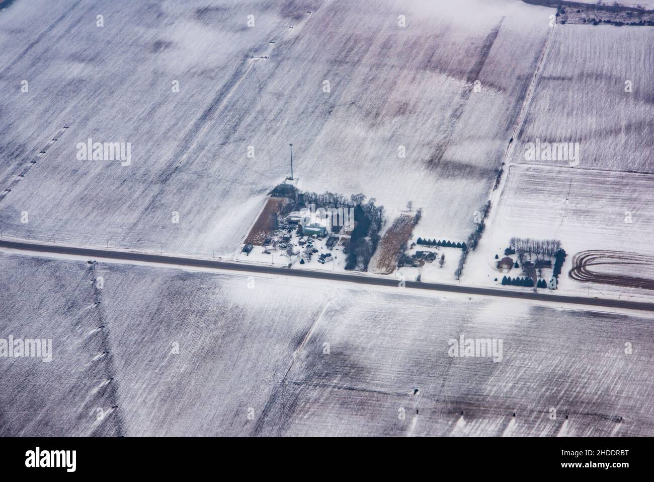 Vue aérienne d'une ferme du sud du Minnesota isolée par la neige et le froid en hiver. Banque D'Images