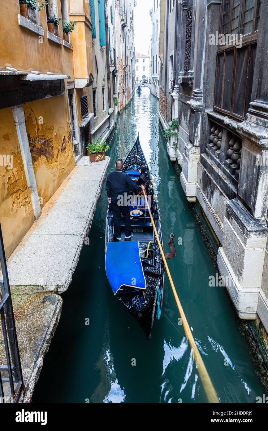 Les gondoliers guident leurs bateaux jusqu'à l'étroit Rio di San Salvador, Venise Italie Banque D'Images