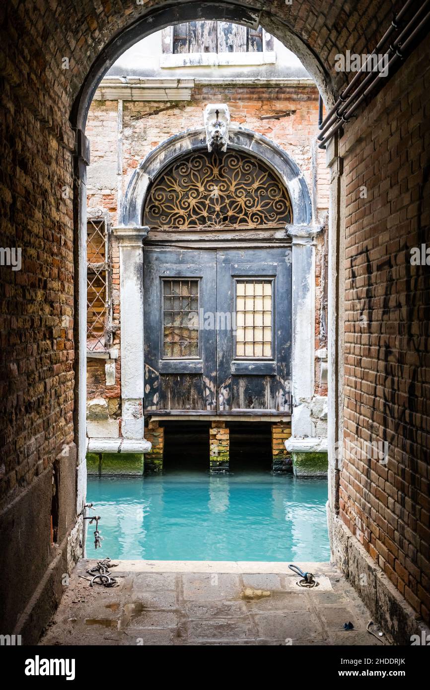 Une porte sur le canal, Venise Italie Banque D'Images