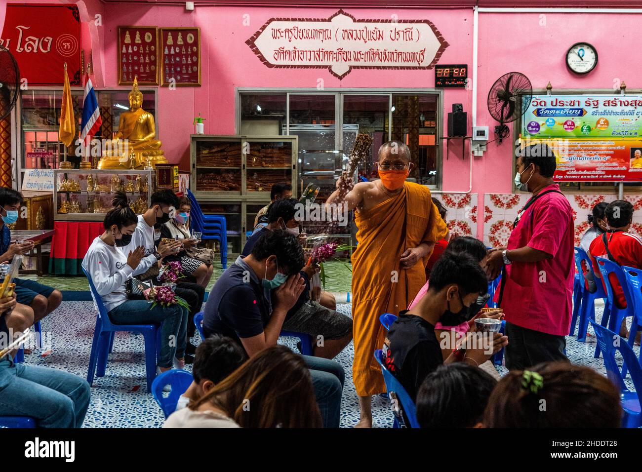 Bangkok, Thaïlande.31st décembre 2021.Le moine thaïlandais éclabousse de l'eau sur les dévotés thaïlandais alors qu'ils prient avant de subir un rituel de résurrection au temple.les dévotés sont ressuscités dans un rituel annuel du nouvel an à Wat Takien près de Nonthaburi.Ce rite commence par une prière suivie par les participants qui chantent avec des fils saints enveloppés autour de leur tête avant de s'allonger dans un cercueil pour « mourir » et être nettoyés.(Photo par Matt Hunt/SOPA Images/Sipa USA) crédit: SIPA USA/Alay Live News Banque D'Images