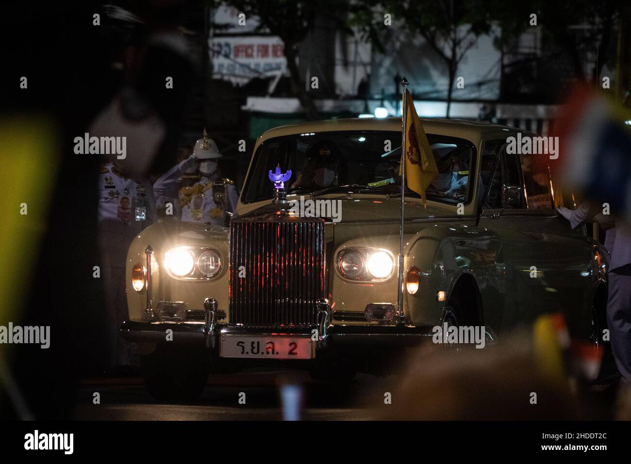 Bangkok, Thaïlande.28th décembre 2021.Le cortège royale transportant le roi Maha Vajiralongkorn et la reine Suthida de Thaïlande sort pendant la cérémonie.les supporters et les gardes royaux se réunissent pour préparer l'arrivée de la famille royale thaïlandaise pour commémorer l'anniversaire du couronnement du roi Taksin le Grand.(Photo par Matt Hunt/SOPA Images/Sipa USA) crédit: SIPA USA/Alay Live News Banque D'Images