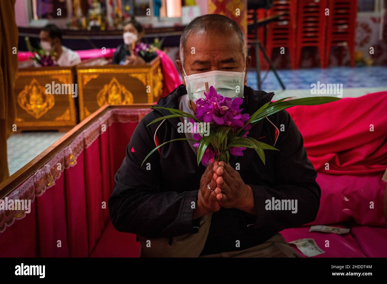 Bangkok, Thaïlande.31st décembre 2021.L'homme thaïlandais s'assoit après s'être allongé dans un cercueil pendant le rituel de résurrection au temple.les dévotés sont ressuscités dans un rituel annuel du nouvel an à Wat Takien près de Nonthaburi.Ce rite commence par une prière suivie par les participants qui chantent avec des fils saints enveloppés autour de leur tête avant de s'allonger dans un cercueil pour « mourir » et être nettoyés.(Photo par Matt Hunt/SOPA Images/Sipa USA) crédit: SIPA USA/Alay Live News Banque D'Images