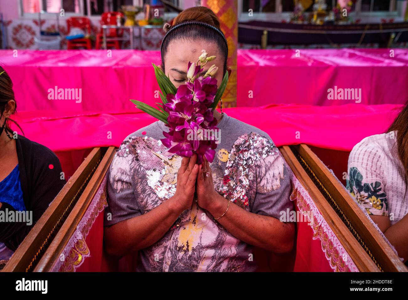 Bangkok, Thaïlande.31st décembre 2021.La femme thaïlandaise s'assoit après s'être posée dans un cercueil pendant le rituel de résurrection au temple.les dévotés sont ressuscités dans un rituel annuel du nouvel an à Wat Takien près de Nonthaburi.Ce rite commence par une prière suivie par les participants qui chantent avec des fils saints enveloppés autour de leur tête avant de s'allonger dans un cercueil pour « mourir » et être nettoyés.(Photo par Matt Hunt/SOPA Images/Sipa USA) crédit: SIPA USA/Alay Live News Banque D'Images