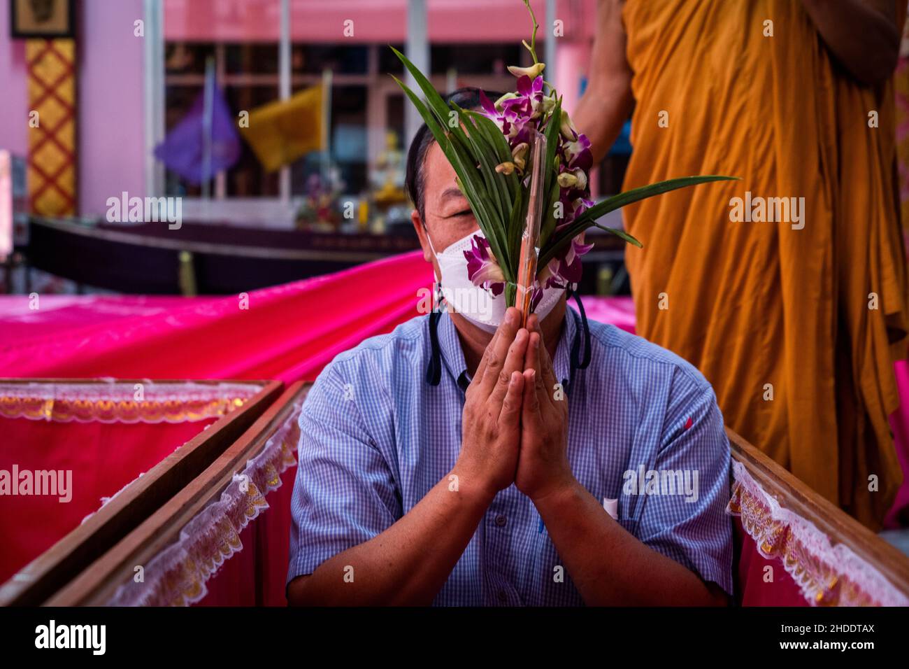 Bangkok, Thaïlande.31st décembre 2021.L'homme thaïlandais s'assoit après s'être allongé dans un cercueil pendant le rituel de résurrection au temple.les dévotés sont ressuscités dans un rituel annuel du nouvel an à Wat Takien près de Nonthaburi.Ce rite commence par une prière suivie par les participants qui chantent avec des fils saints enveloppés autour de leur tête avant de s'allonger dans un cercueil pour « mourir » et être nettoyés.(Photo par Matt Hunt/SOPA Images/Sipa USA) crédit: SIPA USA/Alay Live News Banque D'Images