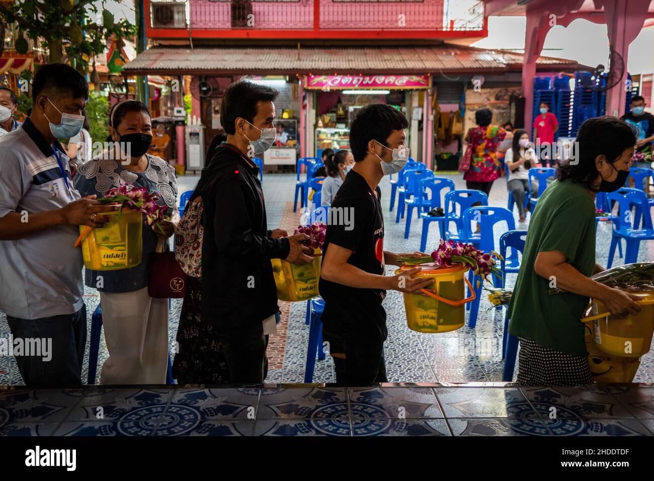 Bangkok, Thaïlande.31st décembre 2021.Les dévotés thaïlandais offrent des almes à un moine avant de poser dans un cercueil pendant le rituel de résurrection au temple.les dévotés sont ressuscités dans un rituel annuel du nouvel an à Wat Takien près de Nonthaburi.Ce rite commence par une prière suivie par les participants qui chantent avec des fils saints enveloppés autour de leur tête avant de s'allonger dans un cercueil pour « mourir » et être nettoyés.(Photo par Matt Hunt/SOPA Images/Sipa USA) crédit: SIPA USA/Alay Live News Banque D'Images