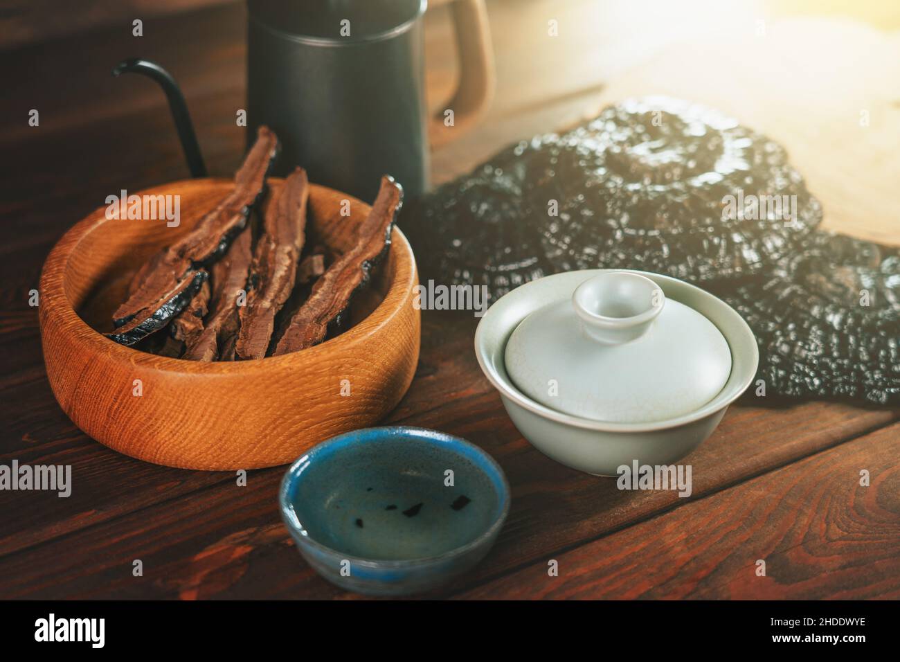 Chinois brassé sec Lingzhi, Ganoderma Lucidum ou Reishi champignon.Herbes asiatiques pour la santé. Banque D'Images