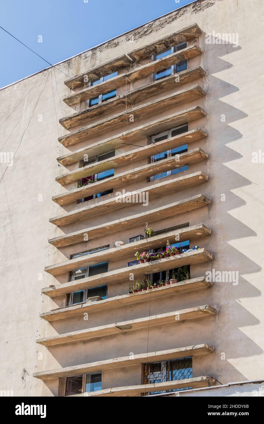 Architecture inhabituelle d'un immeuble d'appartements à Bichkek, capitale du Kirghizistan. Banque D'Images